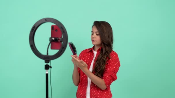 Kind Beauty-Bloggerin bürstet ihre langen lockigen Haare mit Kamm, Haarausfall-Konzept - Filmmaterial, Video