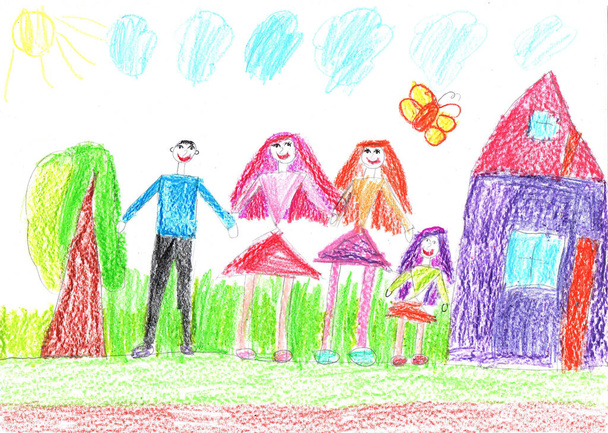 Детский рисунок счастливой семьи на прогулке на свежем воздухе. Карандашное искусство в детском стиле - Фото, изображение