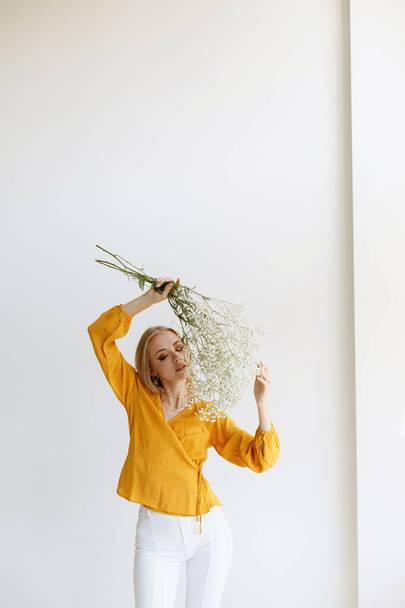 blonde avec des fleurs et du maquillage d'automne sur un fond clair. blogueur - Photo, image
