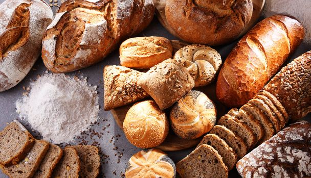 Produtos de padaria variados, incluindo torrões de pão e pãezinhos - Foto, Imagem