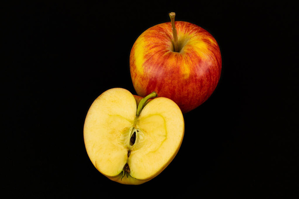 Un primer plano de manzanas frescas en rodajas aisladas sobre un fondo oscuro - Foto, Imagen