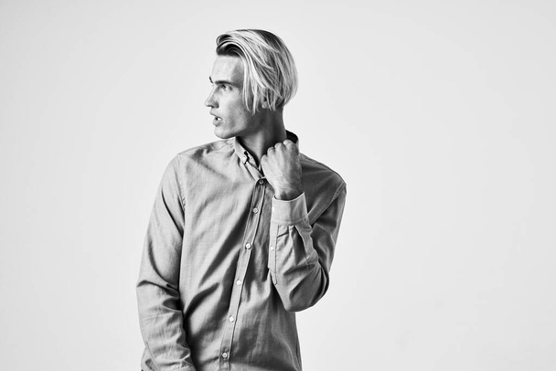 mies paita muodikas kampauksen studio mustavalkoinen kuva - Valokuva, kuva