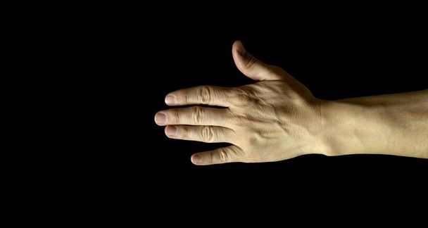 Toinen käsi avoin kämmen, eristetty mustalla pohjalla. Valkoihoinen tai Välimeren valkoinen iho - Valokuva, kuva