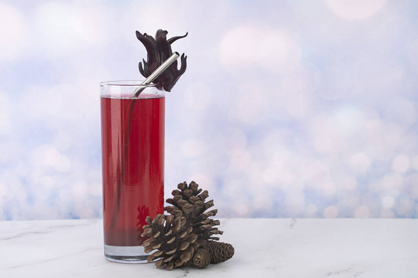 A glass of Roselle drinks with metal straw and pine cones - Foto, Imagen