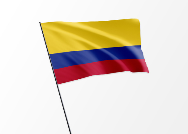 Flaga Kolumbii powiewa wysoko w odosobnionym tle Dzień niepodległości Kolumbii - Zdjęcie, obraz