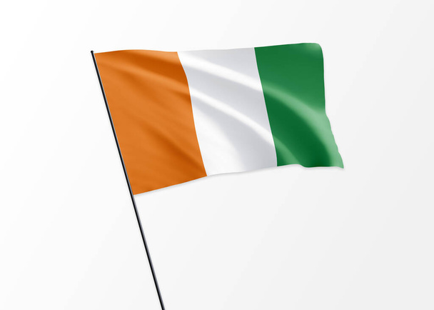 Флаг Кот-д "Ивуара развевается высоко на изолированном фоне в День независимости Кот-д" Ивуара - Фото, изображение
