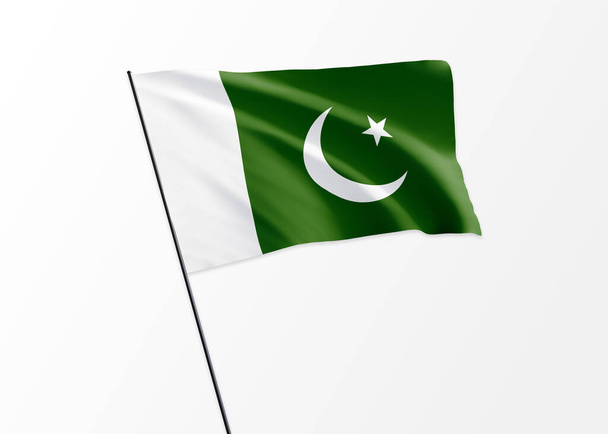 孤立した背景の中で高く飛んでいるパキスタンの国旗パキスタン独立記念日 - 写真・画像