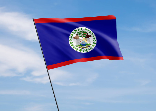 Bandera de Belice ondeando alto en el cielo Día de la Independencia de Belice colección mundial de bandera nacional - Foto, imagen