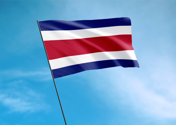 Bandera de Costa Rica ondeando alto en el cielo Día de la Independencia de Costa Rica - Foto, imagen
