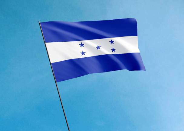 Bandera de Honduras ondeando alto en el cielo Día de la Independencia de Honduras - Foto, imagen