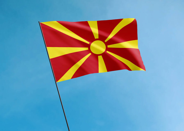 Bandera de Macedonia ondeando alto en el cielo Día de la Independencia de Macedonia colección de bandera nacional mundial - Foto, imagen