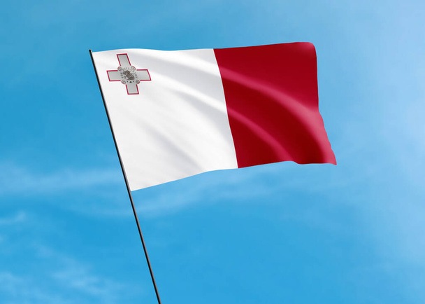 Malta flaga powiewa wysoko na niebie Malta Dzień Niepodległości Światowa kolekcja flag narodowych - Zdjęcie, obraz