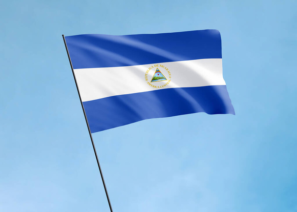 Flaga Nikaragui powiewa wysoko na niebie Dzień Niepodległości Nikaragui Światowa kolekcja flag narodowych - Zdjęcie, obraz