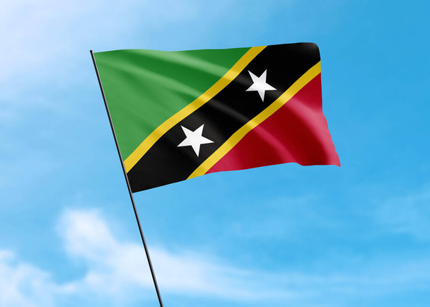 Saint Kitts ve Nevis bayrağı gökyüzünde dalgalanıyor Saint Kitts ve Nevis Bağımsızlık Günü Ulusal Bayrak Koleksiyonu - Fotoğraf, Görsel