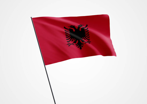 Albania lippu liehuu korkealla eristyneessä taustalla. 28. marraskuuta - Albanian itsenäisyyspäivä. Maailman kansallinen lippukokoelma Maailman kansallinen lippukokoelma - Valokuva, kuva