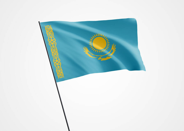 Kazachska flaga wznosi się wysoko w odosobnionym tle. 16 grudnia Dzień Niepodległości Kazachstanu. Światowa kolekcja flag narodowych światowa kolekcja flag narodowych - Zdjęcie, obraz
