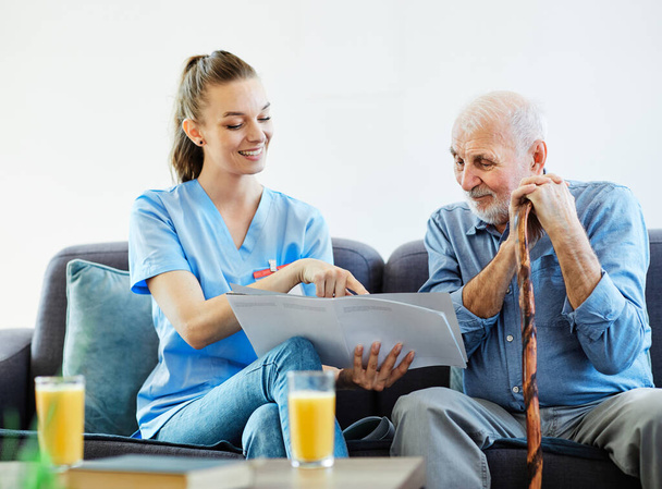 enfermero médico cuidado de personas mayores folleto mostrando cuidador ayuda asistencia retiro casa enfermería anciano hombre - Foto, Imagen