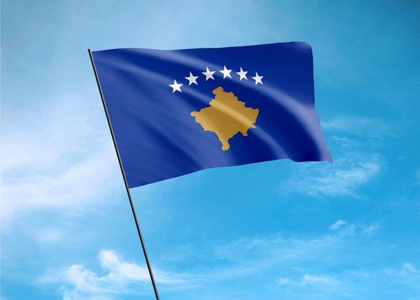 Bandera de Kosovo ondeando alto en el cielo. 17 de febrero Día de la Independencia de Kosovo - Foto, imagen