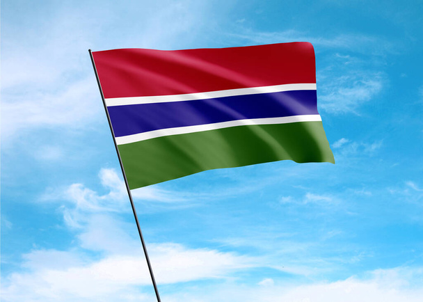 Bandera de la República de Gambia ondeando alto en el cielo. 18 de febrero Día de la Independencia de la República de Gambia - Foto, imagen