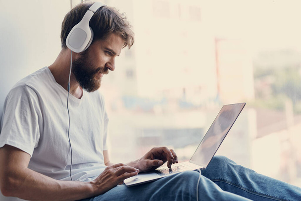 férfi fejhallgató laptop szórakoztató kikapcsolódás - Fotó, kép