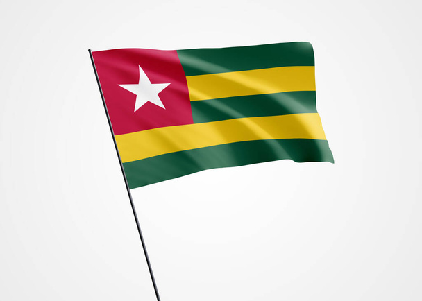 Bandera de Togo ondeando alto en el fondo blanco aislado. 27 de abril Día de la Independencia de Togo. Colección mundial de bandera nacional Colección mundial de bandera nacional - Foto, imagen
