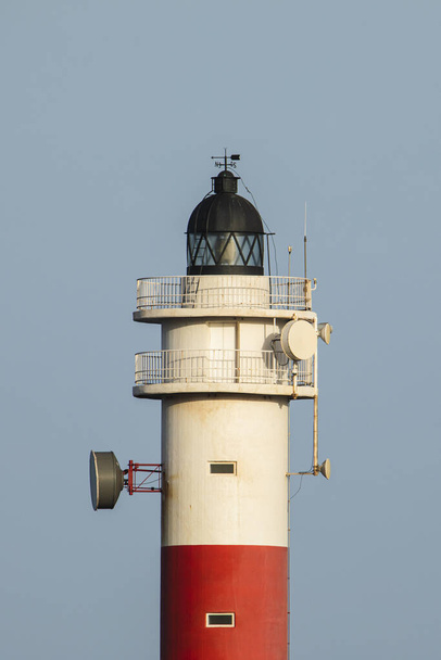 A vertical shot of a lighthouse on the sky background - Foto, imagen