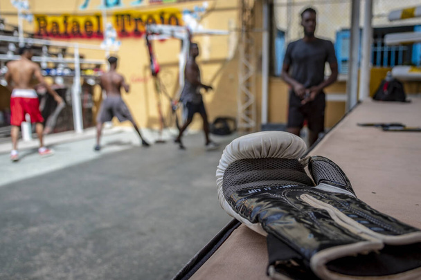 HAVANA, CUBA - Apr 02, 2019: The boxers from a neighborhood of Old Havana in the Rafael Trejo gym - Foto, Imagem