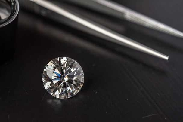 Luxus gyémánt csipeszekkel fekete háttér - Fotó, kép
