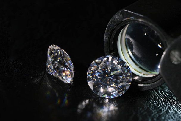 Diamantes y joyas Loupe sobre fondo oscuro - Foto, imagen