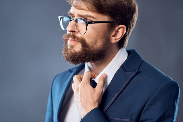 The man in a suit with glasses success Job dark background - Foto, Bild