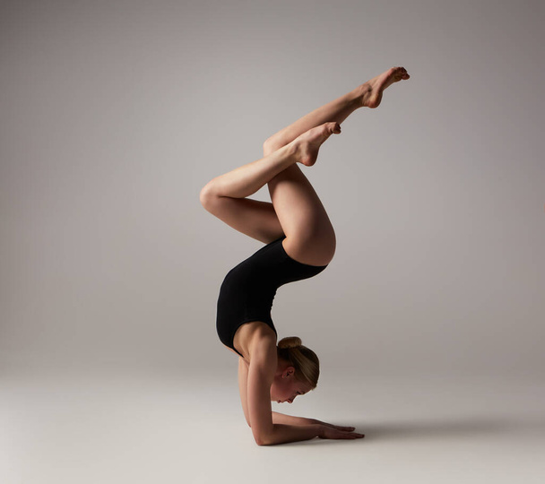 Beautifull flexible blonde girl posing. Gymnastics. - Foto, Imagem