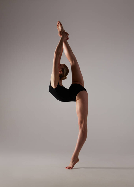 Beautifull flexible blonde girl posing. Gymnastics. - Zdjęcie, obraz