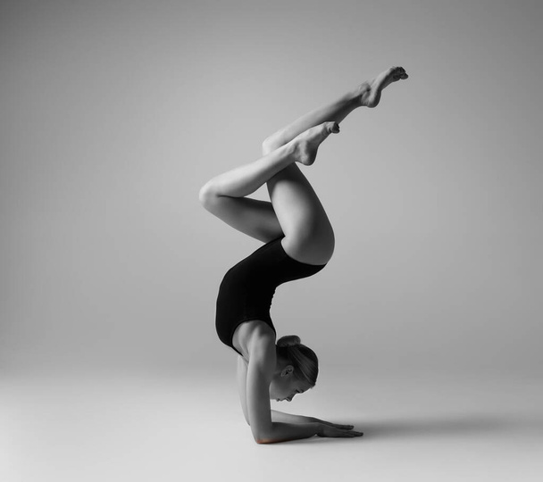 Beautifull flexible blonde girl posing. Gymnastics. - Фото, зображення