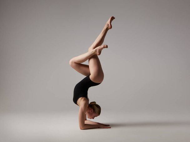 Beautifull flexible blonde girl posing. Gymnastics. - Foto, imagen