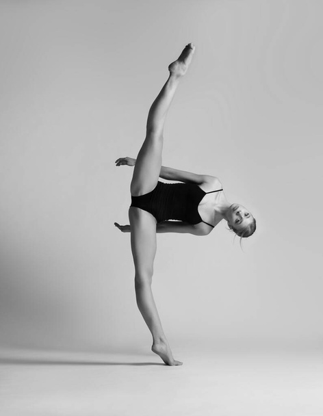 Красива гнучка блондинка позує. гімнастики
. - Фото, зображення