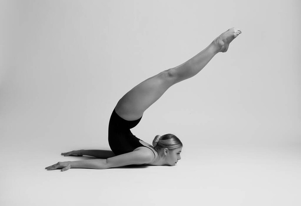 Beautifull flexible blonde girl posing. Gymnastics. - Foto, afbeelding