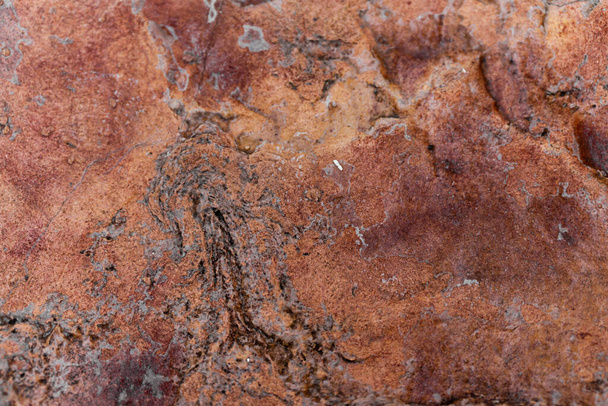 Detailní záběr na povrch hnědé kamenné desky podél cesty. - Fotografie, Obrázek