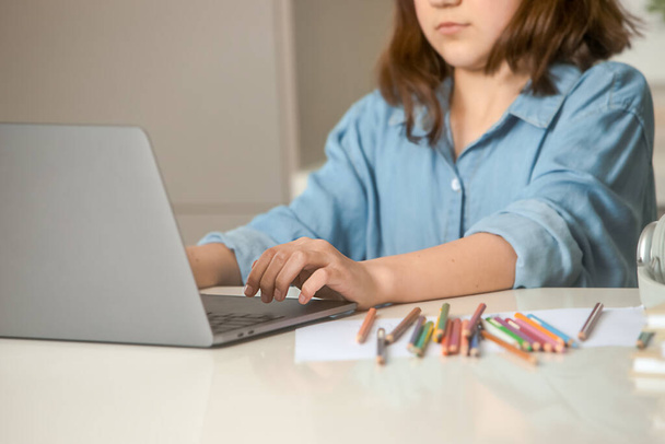 retrato de una niña haciendo tareas en línea, educación en el hogar, aprendizaje a distancia - Foto, imagen