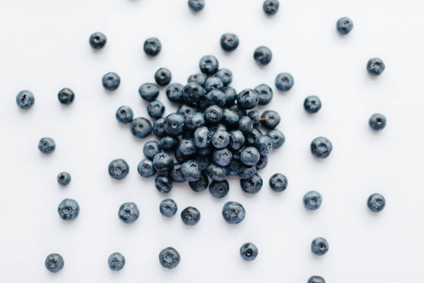 A bunch of ripe, beautiful blueberries, blueberries close-up on a white background. Healthy food, and vitamins. - Foto, imagen
