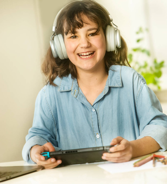 портрет маленької дівчинки, яка робить домашнє завдання онлайн, домашнє навчання, дистанційне навчання
 - Фото, зображення
