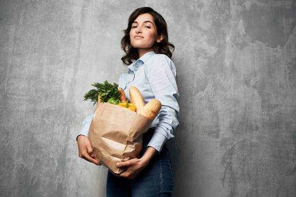 mujer con un paquete de entrega de comestibles servicio de compras - Foto, imagen