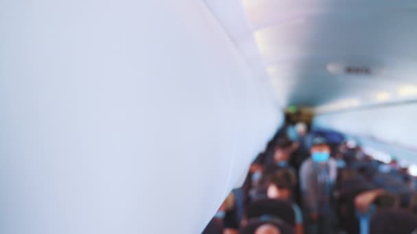Interno di un aereo moderno con i passeggeri - Guy indossa una maschera in movimento - Filmati, video