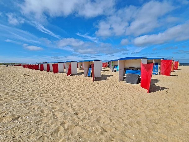 Plážové domy na pláži v Katwijk aan Zee v pěkný letní den v Nizozemsku - Fotografie, Obrázek