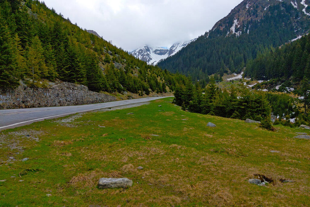 Живописная горная дорога в весенний или летний день - Фото, изображение