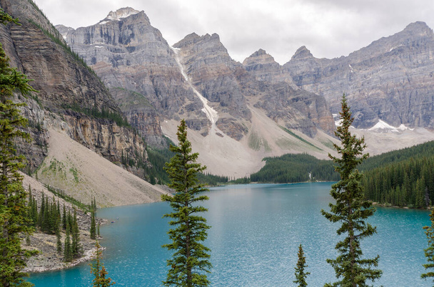 Jezioro Moraine w pochmurny dzień w lecie w Parku Narodowym Banff, Alberta, Kanada - Zdjęcie, obraz