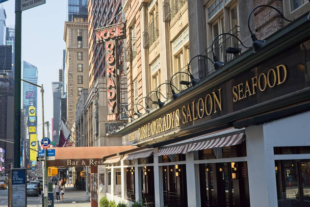 New York, NY, USA - Sept 10, 2021: Rose O'Grady Bar entrance on 7th Avenue in midtown Manhattan - Foto, Imagem