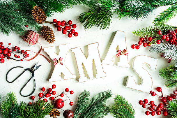 Koncepcja kartki świątecznej z drewnianymi letami wykonane XMAS słowa i dekoracje wakacyjne - Zdjęcie, obraz