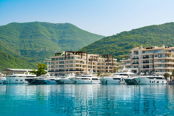Тиват, Черногория - 28 июня 2021 года: вид на пристань для яхт в Порту Черногория с прибрежными резиденциями и красивой набережной - Фото, изображение