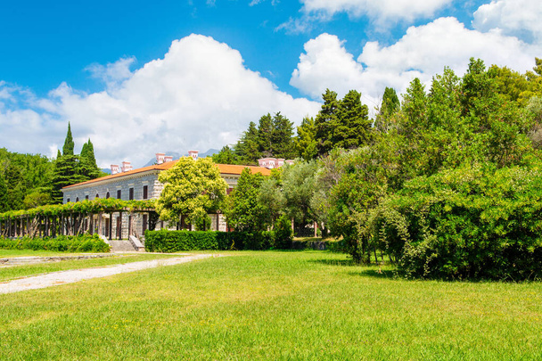 Tájkép az egykori nyári rezidencia Villa Milocer kilátással az Adriai-tengerre gyönyörű zöld Royal Park - Fotó, kép
