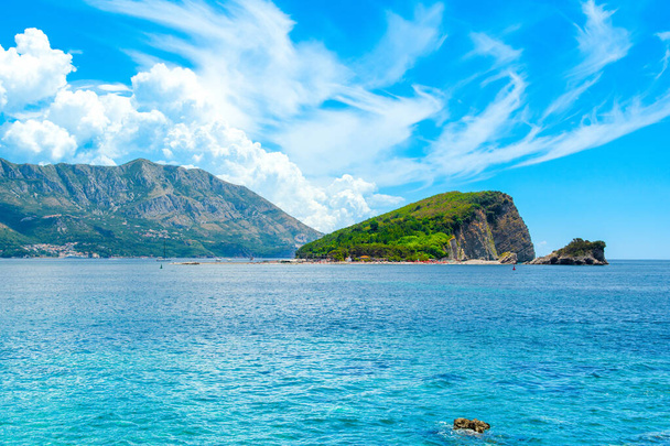 Karadağ 'ın Sveti Nikola Adası manzaralı, Budva Riviera' daki Adriyatik kıyılarının güzel panoramik yaz manzarası - Fotoğraf, Görsel